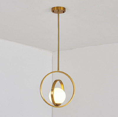 Подвесной светильник в скандинавском стиле со стеклянным плафоном в каркасе из колец WHIM фото 3